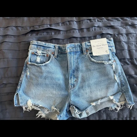 NWT- Abercrombie high rise mom shorts light ripped wash size 28 - Picture 1 of 2
